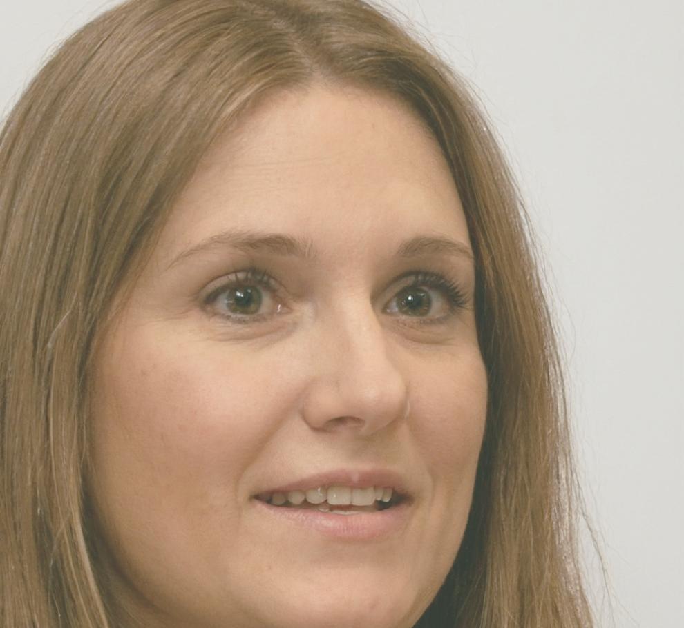 Retrato profesional de Carmen Valdés, directora académica especializada en contouring